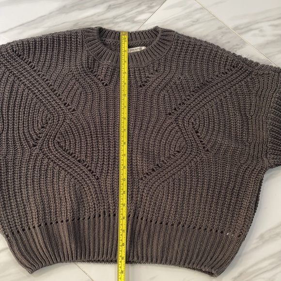 Beautiful Women’s Grey Oversized Sweater Size Small - Picture 9 of 17